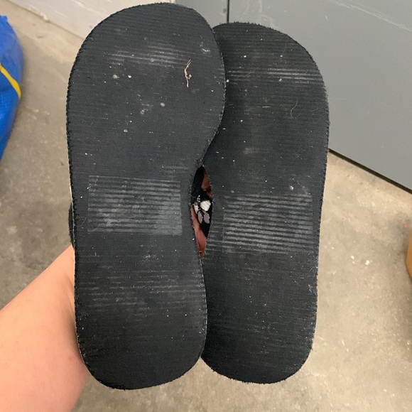 Lower East Side Black and white Floral Wedge thong Sandals - Picture 6 of 6